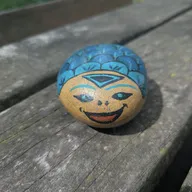 le petit galet s'amuse avec les enfants dans le parc mais il a peur du soleil donc il s'est mis à l'ombre. regardez bien où il y a de l'ombre