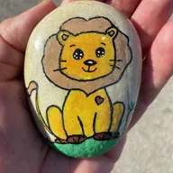 Ce petit lionceau courageux, avec son grand cœur  🤎a quitté sa savane pour découvrir Montpellier. Il adore la musique et a décidé de se cacher près de la célèbre Place de la Comédie, non loin de l'Opéra. Arriverez-vous à le dénicher parmi les badauds ?