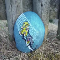 Un drôle de personnage jaune s’est réfugié contre un vieux poteau en bois. Cherche au ras de l’herbe, près de la mousse… ce galet bleu attend sagement d’être découvert !