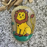 Je suis le Roi de la Savane... mais en version miniature ! Cherchez un petit lion avec une crinière flamboyante, caché dans le parc. Il a un petit cœur sur le torse . Je me repose au pied d’une arbre près d’une palissade verte/jaune/verte ! Retrouvez moi vite