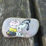 www mis sur la petite table en bois pour regarder les petits-enfants qui jouent dans le parc et les petits chiens qui se promènent