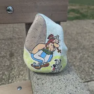 Obélix repose sur un banc, il est pas vraiment caché. à mon avis il va pas rester là longtemps.
