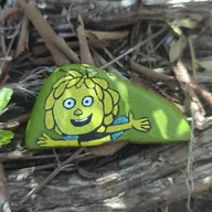 regarde bien au pied de l'arbre