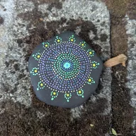 il faut regarder dans les petites fentes dans le mur à l'entrée du parc