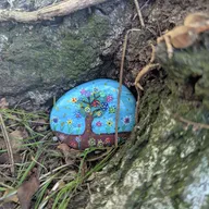 le petit galet arbre s'est mit auprès de sa maman arbre pour regarder comment les enfants jouent au foot au Parc des fraisiers