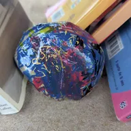 il s'agit d'une petite œuvre d'art faite par des enfants. elle se cache dans les livres