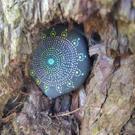 à l'abri d'un grand arbre (Cèdre ou Séquoia), en face d'une croix en fer forgé