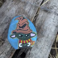 Un petit personnage en bleu a trouvé sa cachette sur le bois… garde l’œil ouvert, le galet n’est pas loin !