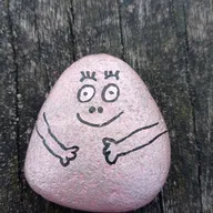 le petit galet Barbapapa est caché près d'un petit parc entouré par du bois et par des arbres et par des bancs
