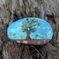 le petit galet est caché dans l'arbre qui est un Sequoia géant juste à côté du banc. si vous ne le trouvez pas regarder dans l'écorce