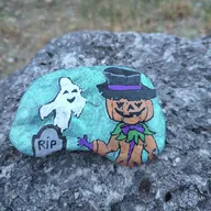 Un petit fantôme veille sur un galet d’Halloween… Cherchez près de la roche grise, là où l’esprit et la citrouille se rencontrent !