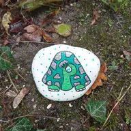 regarder dans les buissons derrière le parc pour enfants